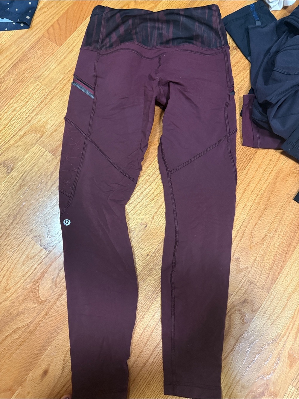 Lululemon fleece Maroon Athletic Leggings with Zipper Pockets size 6 - Picture 2 of 4